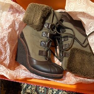 Green and Brown Wedge Shoes with Lace-Up Design